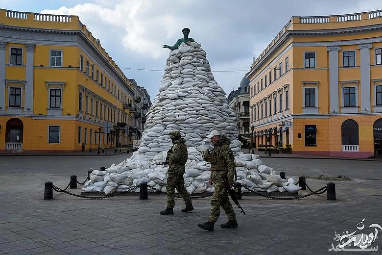 حفاظت از مجسمه های تاریخی نماد شهر بندری "اودسا" اوکراین با استفاده از کیسه های شنی/ رویترز